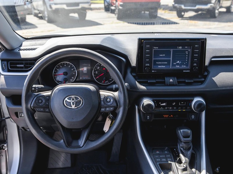 Toyota RAV4 Vehicle Full-screen Gallery Image 18