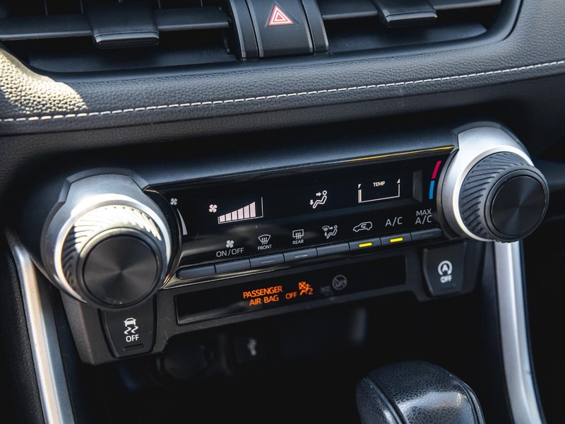 Toyota RAV4 Vehicle Full-screen Gallery Image 24