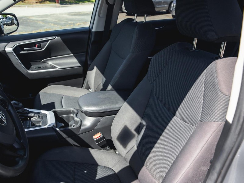 Toyota RAV4 Vehicle Full-screen Gallery Image 26