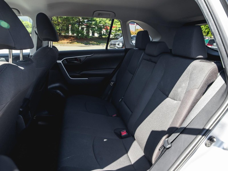 Toyota RAV4 Vehicle Full-screen Gallery Image 28