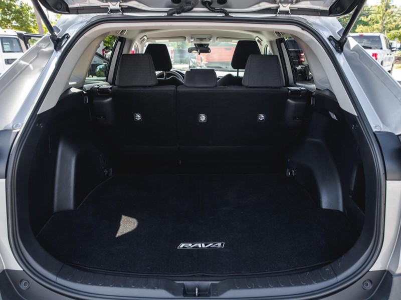 Toyota RAV4 Vehicle Full-screen Gallery Image 29