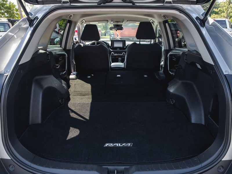 Toyota RAV4 Vehicle Full-screen Gallery Image 30