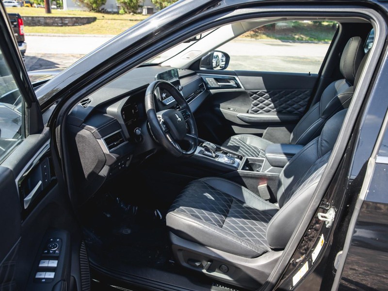 Mitsubishi Outlander PHEV Vehicle Full-screen Gallery Image 09