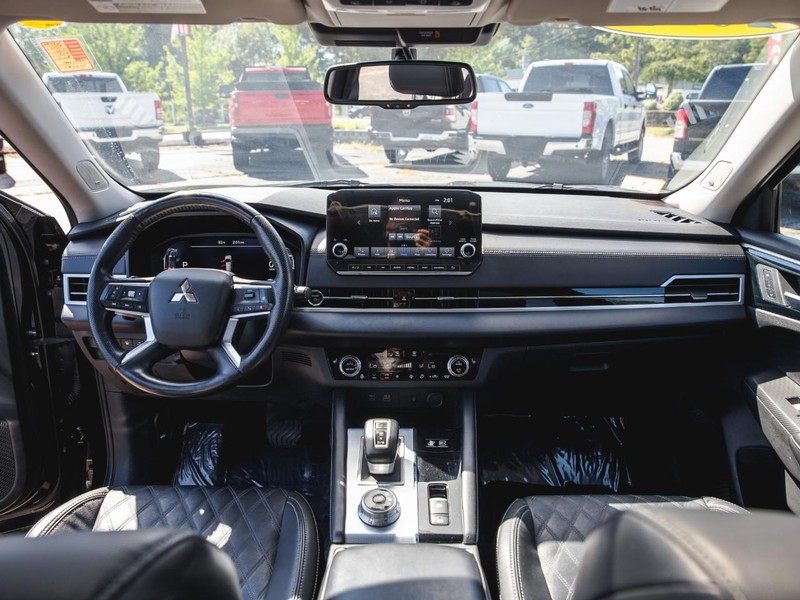 Mitsubishi Outlander PHEV Vehicle Full-screen Gallery Image 10