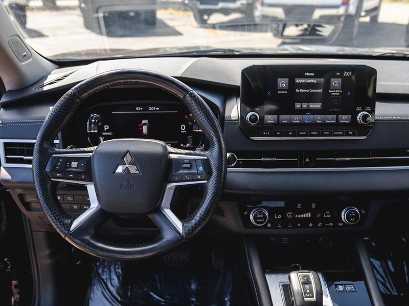 Mitsubishi Outlander PHEV Vehicle Full-screen Gallery Image 11