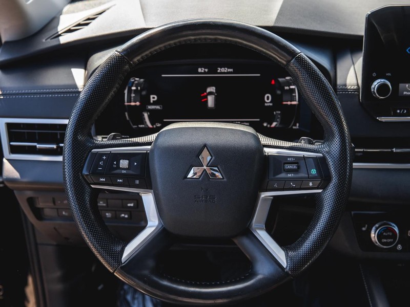 Mitsubishi Outlander PHEV Vehicle Full-screen Gallery Image 12