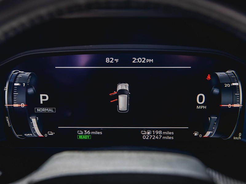 Mitsubishi Outlander PHEV Vehicle Full-screen Gallery Image 13