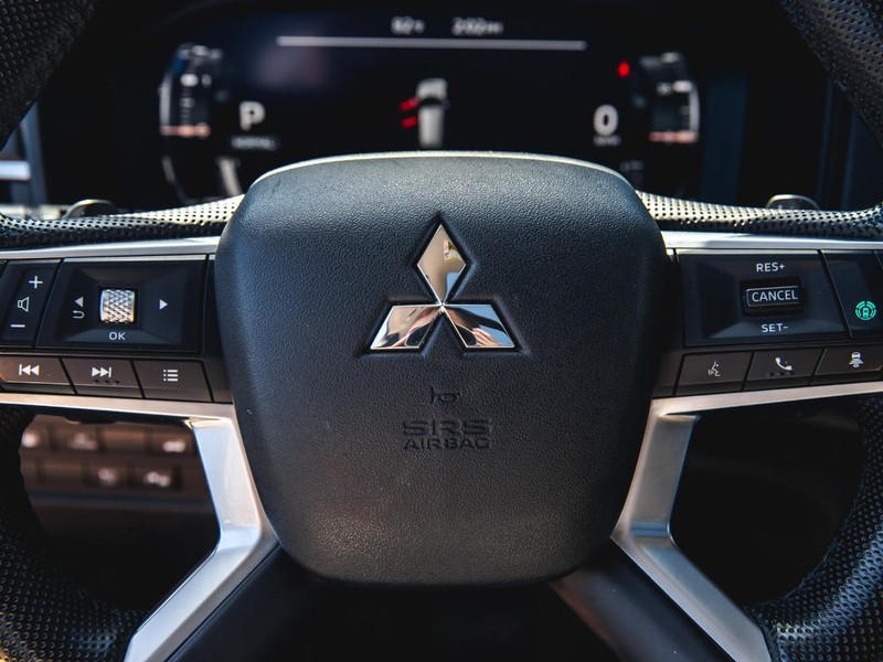 Mitsubishi Outlander PHEV Vehicle Full-screen Gallery Image 14
