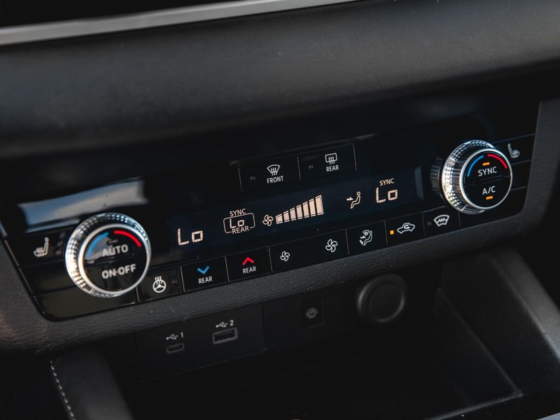 Mitsubishi Outlander PHEV Vehicle Full-screen Gallery Image 17