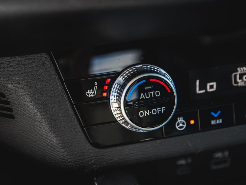 Mitsubishi Outlander PHEV Vehicle Full-screen Gallery Image 18