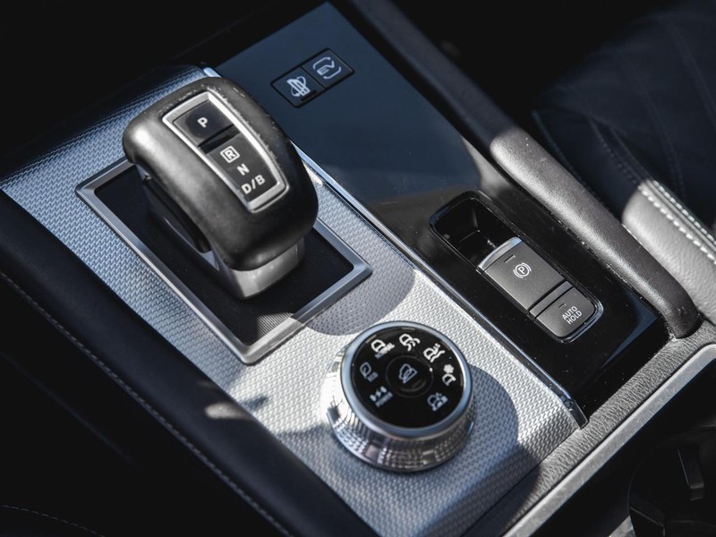 Mitsubishi Outlander PHEV Vehicle Full-screen Gallery Image 19