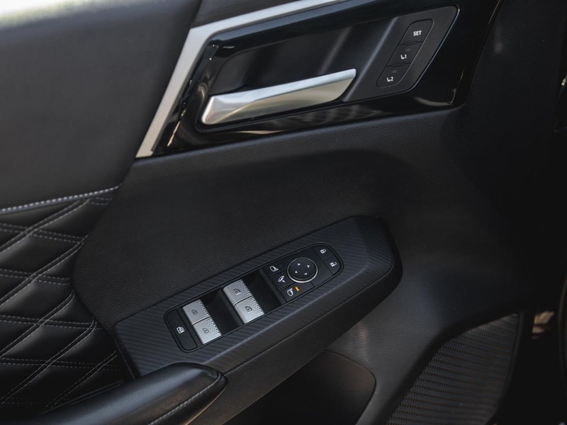 Mitsubishi Outlander PHEV Vehicle Full-screen Gallery Image 20
