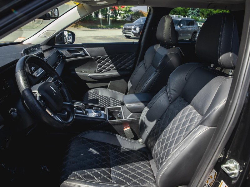 Mitsubishi Outlander PHEV Vehicle Full-screen Gallery Image 21