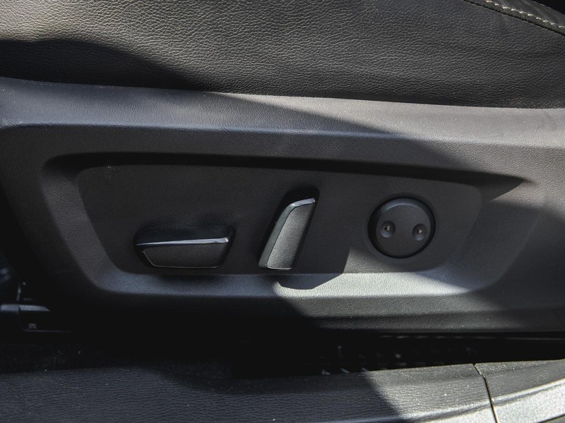 Mitsubishi Outlander PHEV Vehicle Full-screen Gallery Image 22
