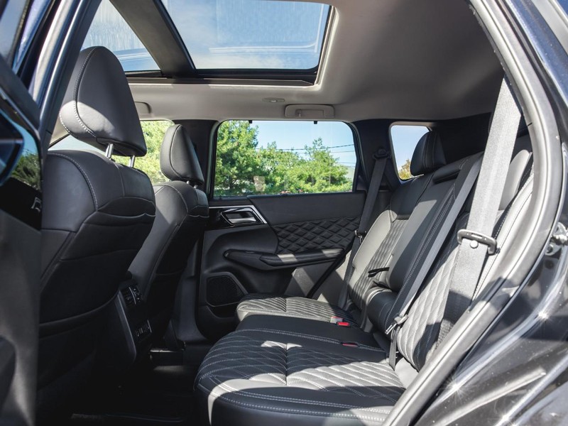 Mitsubishi Outlander PHEV Vehicle Full-screen Gallery Image 24