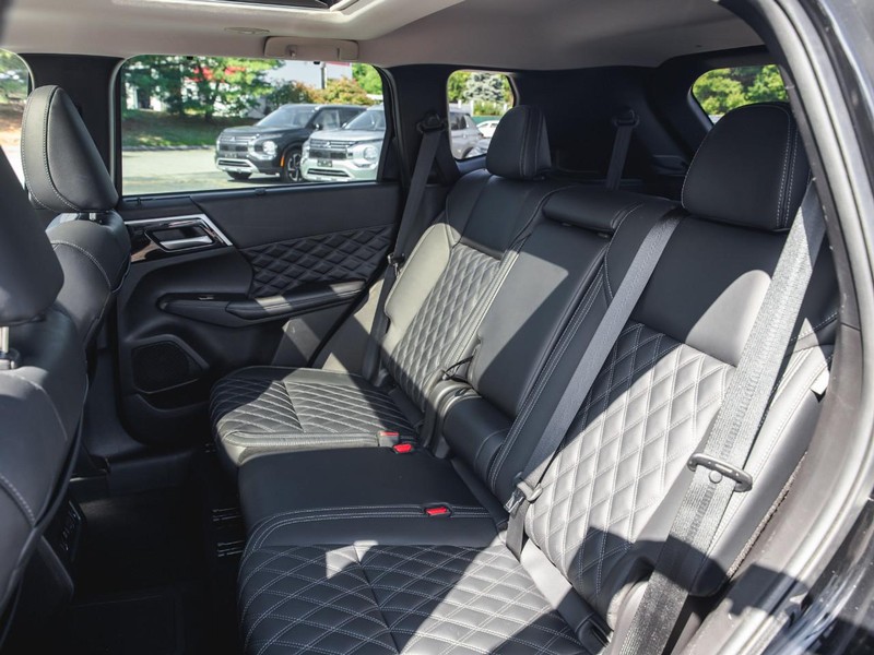 Mitsubishi Outlander PHEV Vehicle Full-screen Gallery Image 25