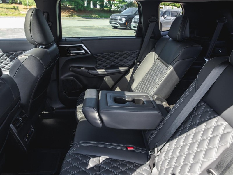 Mitsubishi Outlander PHEV Vehicle Full-screen Gallery Image 26