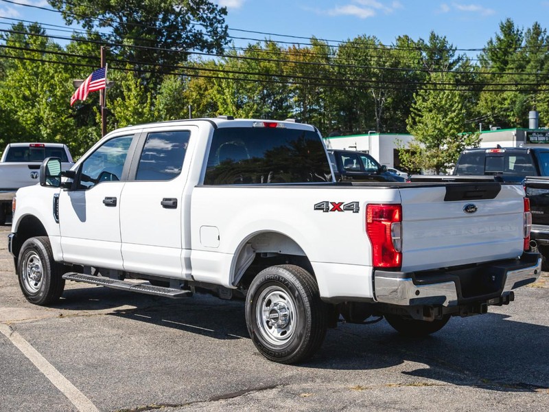 Ford Super Duty F-250 SRW Vehicle Full-screen Gallery Image 03