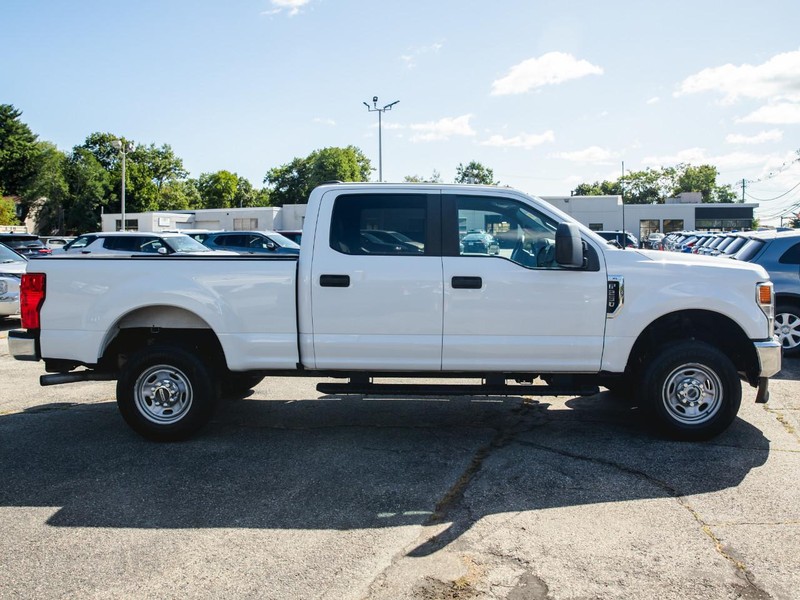 Ford Super Duty F-250 SRW Vehicle Full-screen Gallery Image 06