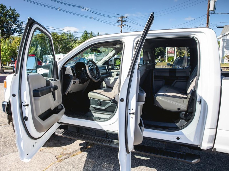 Ford Super Duty F-250 SRW Vehicle Full-screen Gallery Image 11