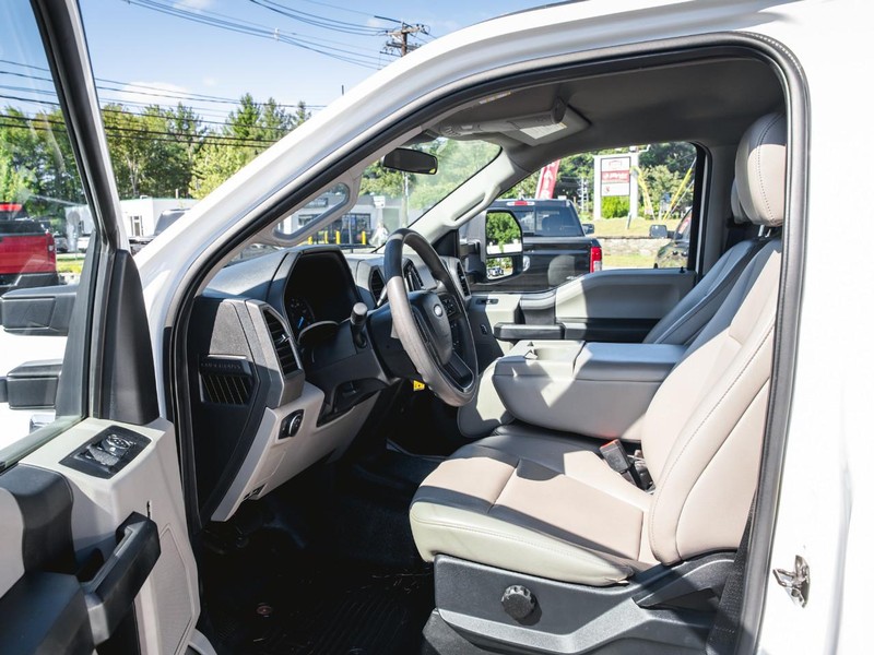 Ford Super Duty F-250 SRW Vehicle Full-screen Gallery Image 12