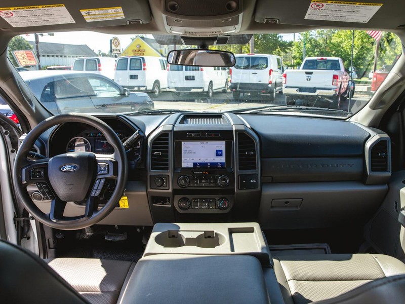 Ford Super Duty F-250 SRW Vehicle Full-screen Gallery Image 13