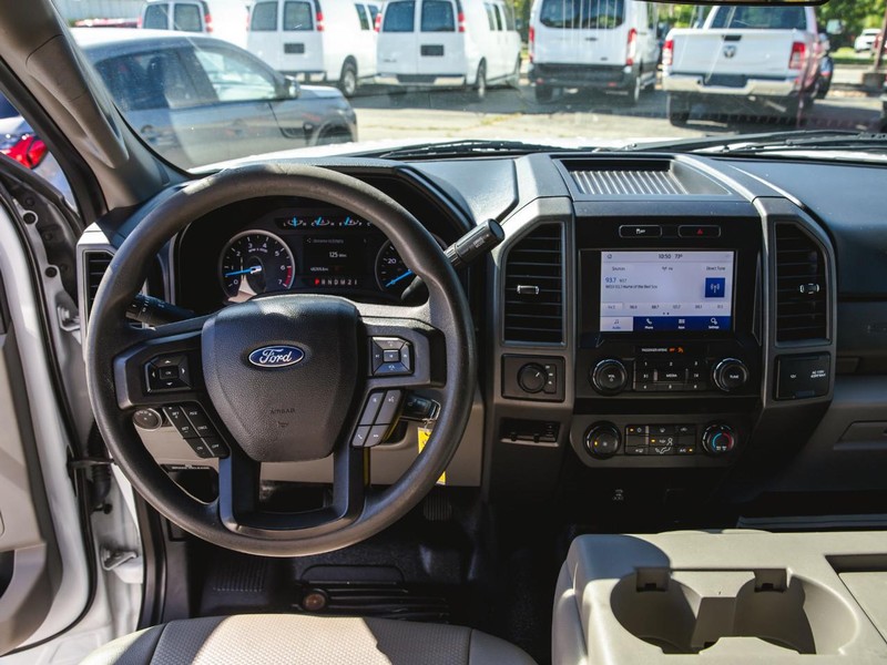 Ford Super Duty F-250 SRW Vehicle Full-screen Gallery Image 14