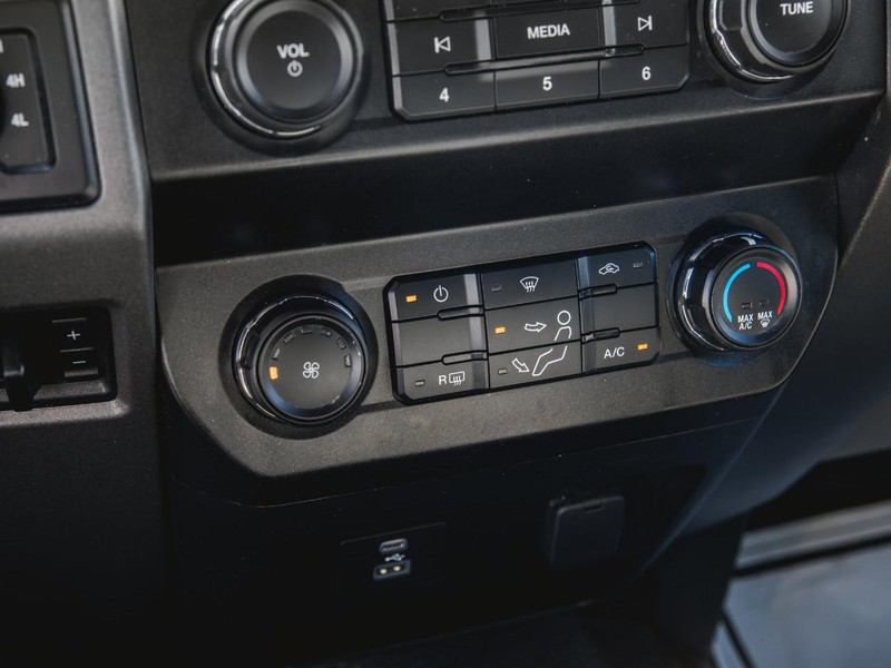 Ford Super Duty F-250 SRW Vehicle Full-screen Gallery Image 19