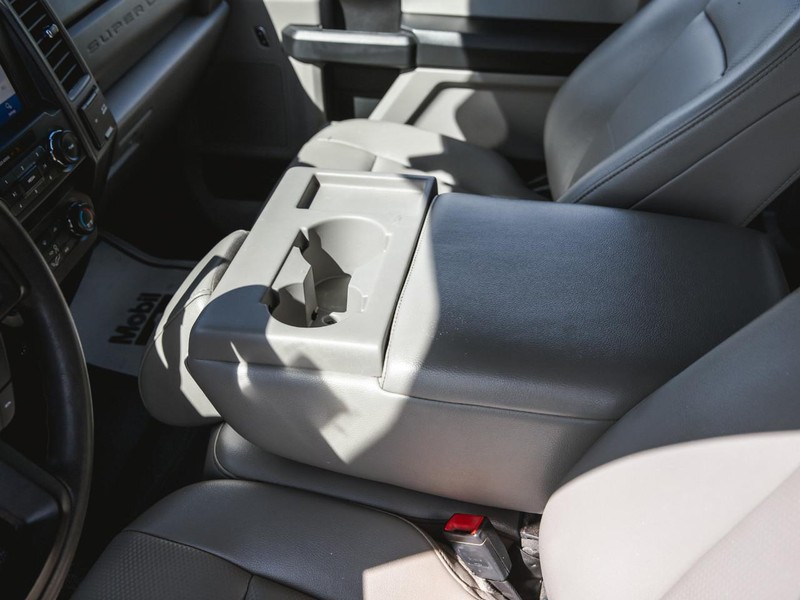 Ford Super Duty F-250 SRW Vehicle Full-screen Gallery Image 21