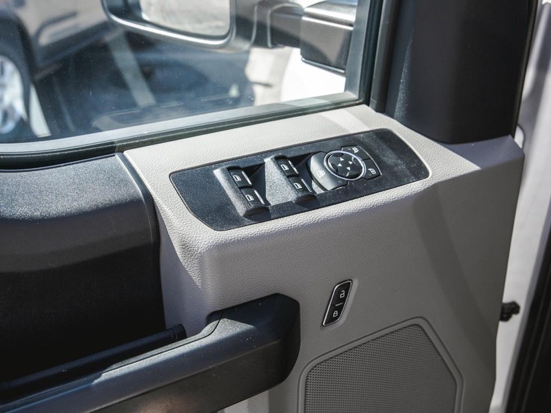 Ford Super Duty F-250 SRW Vehicle Full-screen Gallery Image 23