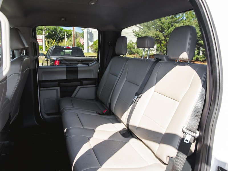 Ford Super Duty F-250 SRW Vehicle Full-screen Gallery Image 24