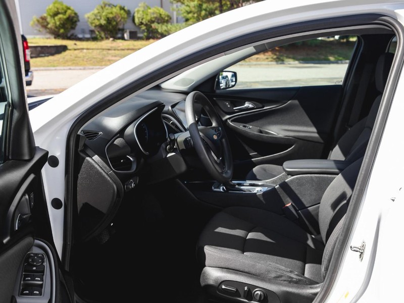 Chevrolet Malibu Vehicle Full-screen Gallery Image 10