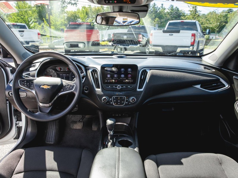 Chevrolet Malibu Vehicle Full-screen Gallery Image 11