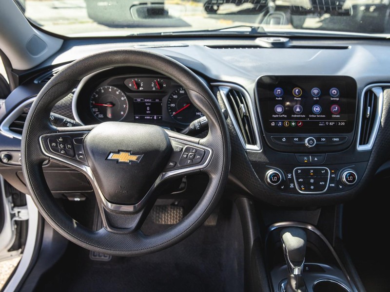 Chevrolet Malibu Vehicle Full-screen Gallery Image 12