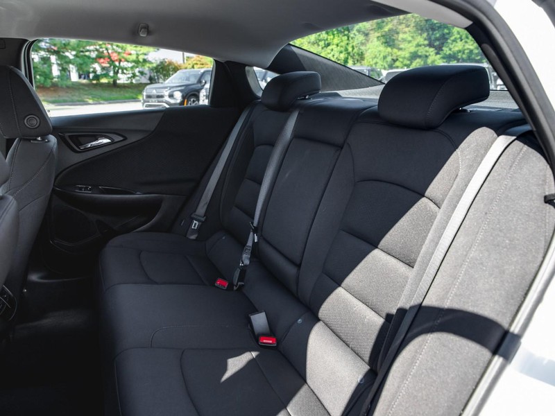 Chevrolet Malibu Vehicle Full-screen Gallery Image 22