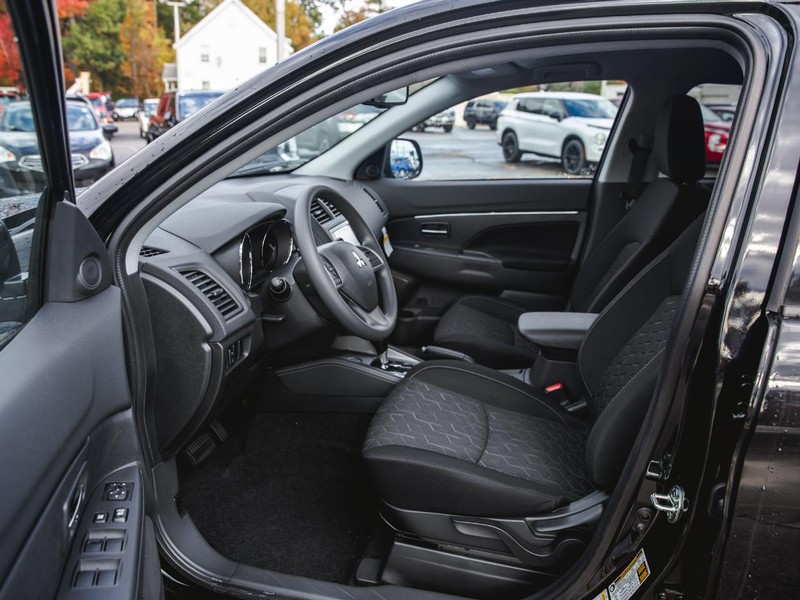 Mitsubishi Outlander Sport Vehicle Full-screen Gallery Image 03