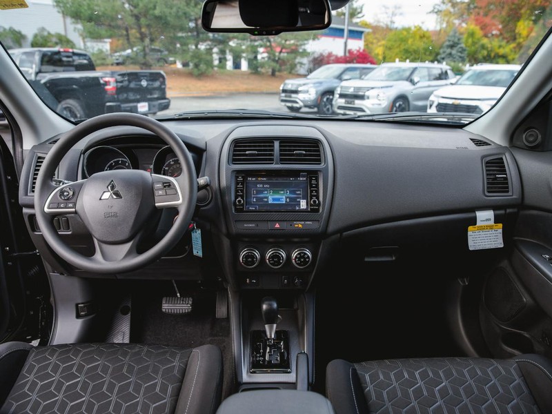 Mitsubishi Outlander Sport Vehicle Full-screen Gallery Image 04