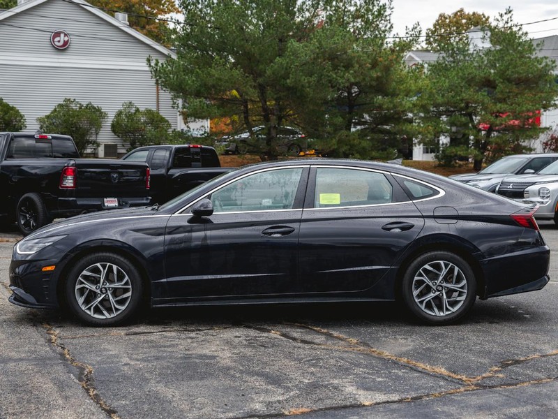 Hyundai Sonata Vehicle Full-screen Gallery Image 03