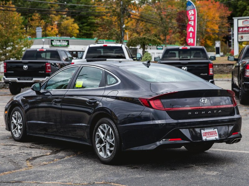 Hyundai Sonata Vehicle Full-screen Gallery Image 04