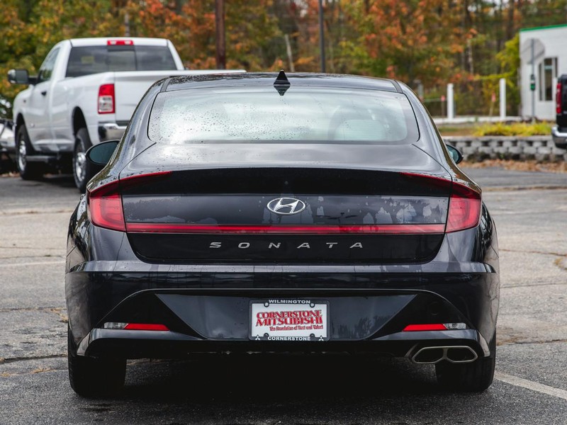Hyundai Sonata Vehicle Full-screen Gallery Image 05