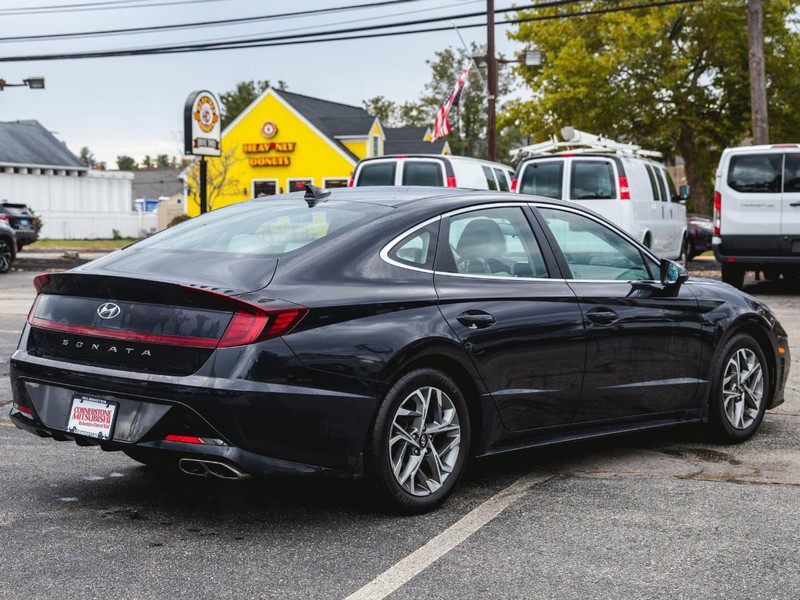 Hyundai Sonata Vehicle Full-screen Gallery Image 06