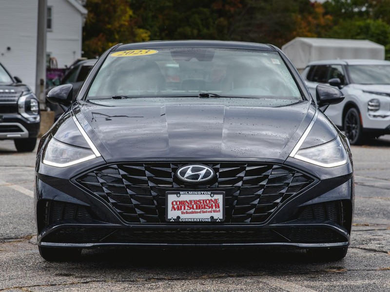 Hyundai Sonata Vehicle Full-screen Gallery Image 09