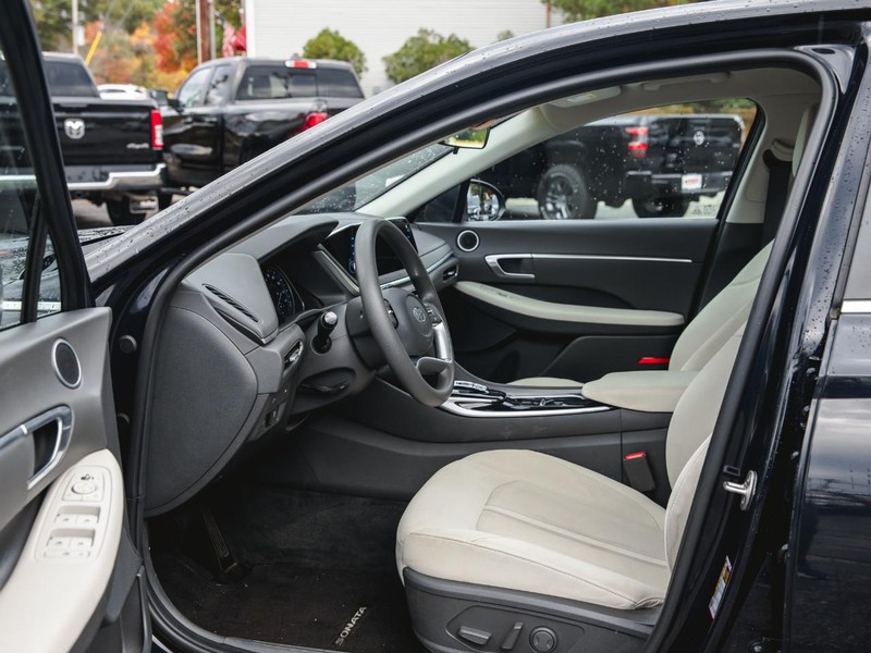 Hyundai Sonata Vehicle Full-screen Gallery Image 10