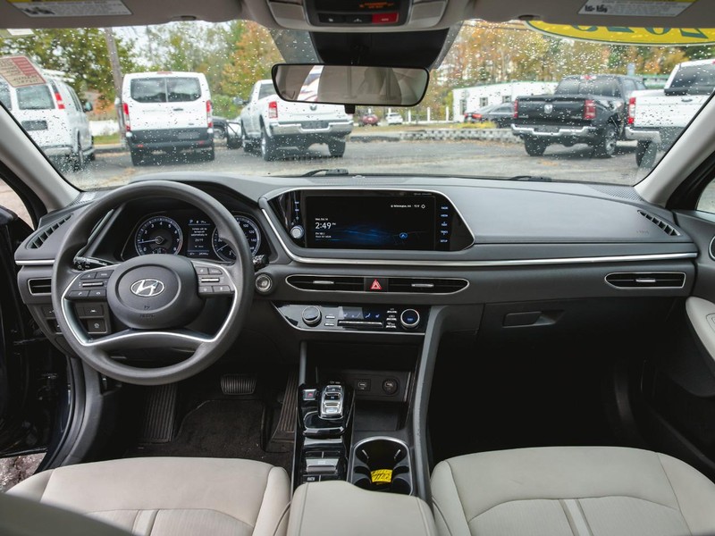 Hyundai Sonata Vehicle Full-screen Gallery Image 11
