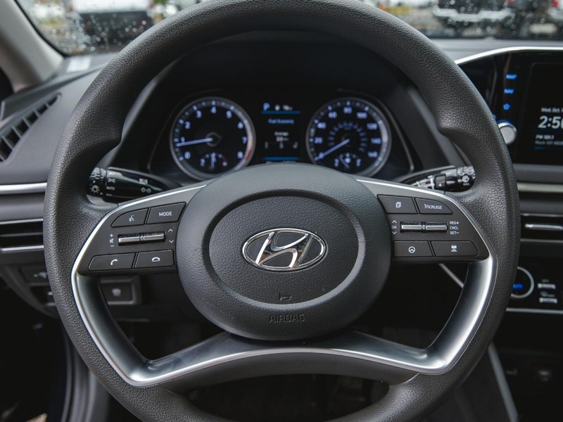 Hyundai Sonata Vehicle Full-screen Gallery Image 13