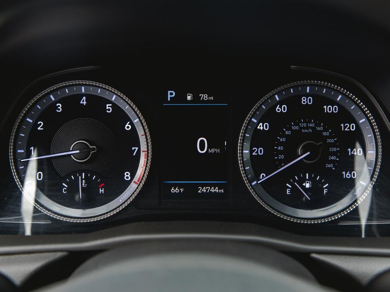 Hyundai Sonata Vehicle Full-screen Gallery Image 14