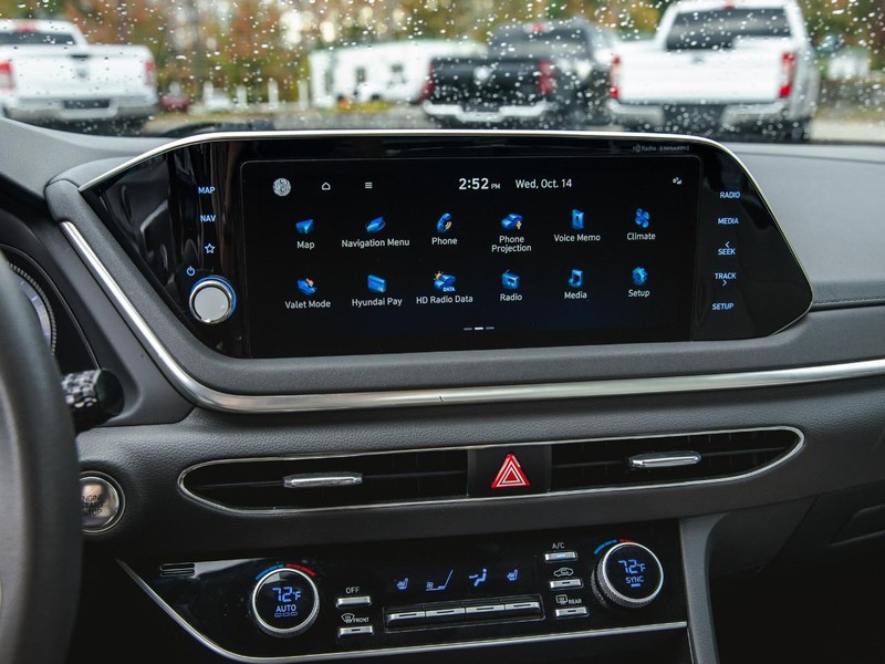 Hyundai Sonata Vehicle Full-screen Gallery Image 16