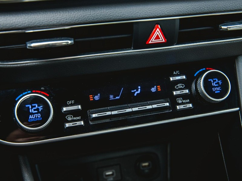 Hyundai Sonata Vehicle Full-screen Gallery Image 19