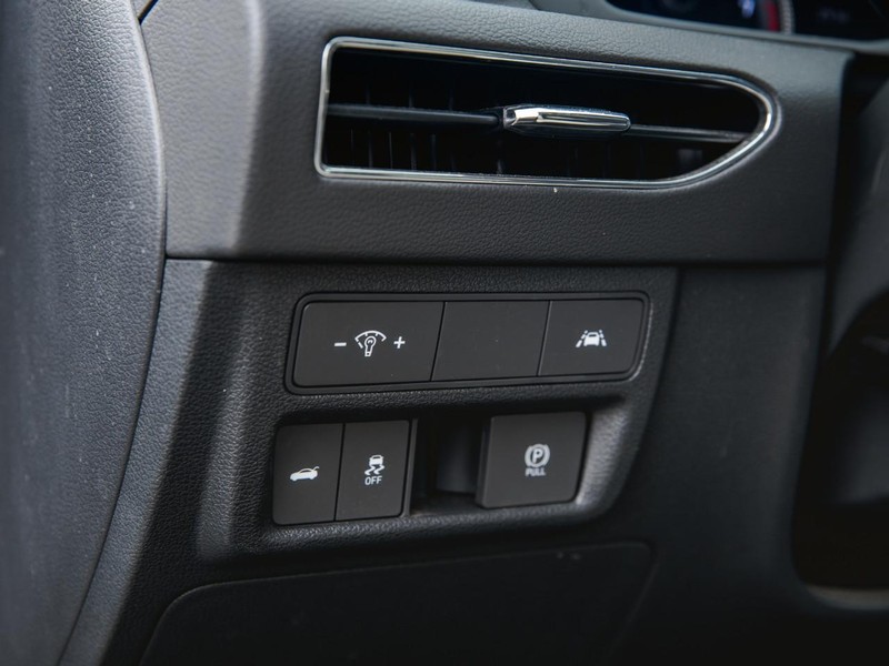 Hyundai Sonata Vehicle Full-screen Gallery Image 22
