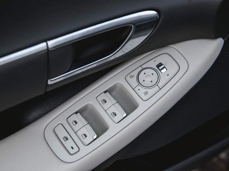 Hyundai Sonata Vehicle Full-screen Gallery Image 23